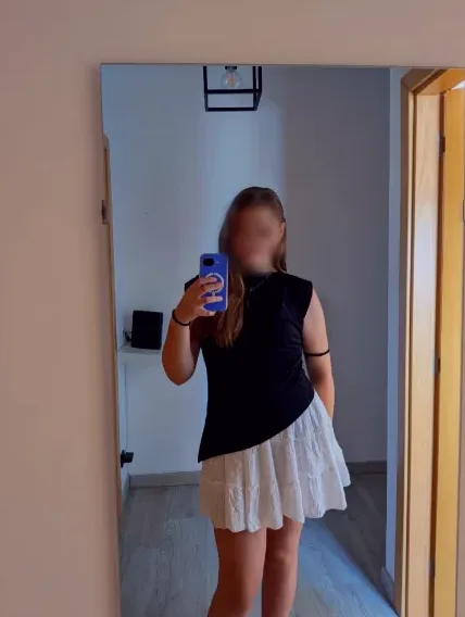 Carys, 18